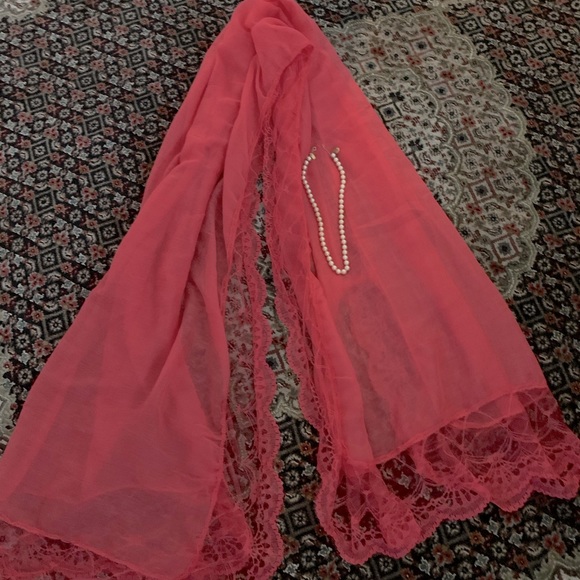 Large scarf with lace details - Picture 1 of 3